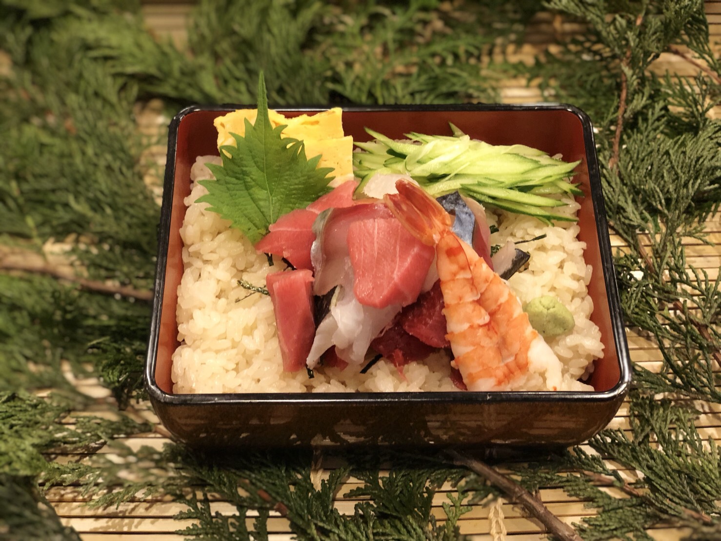 限定　ごちゃまぜ刺身ぶつ重　780円