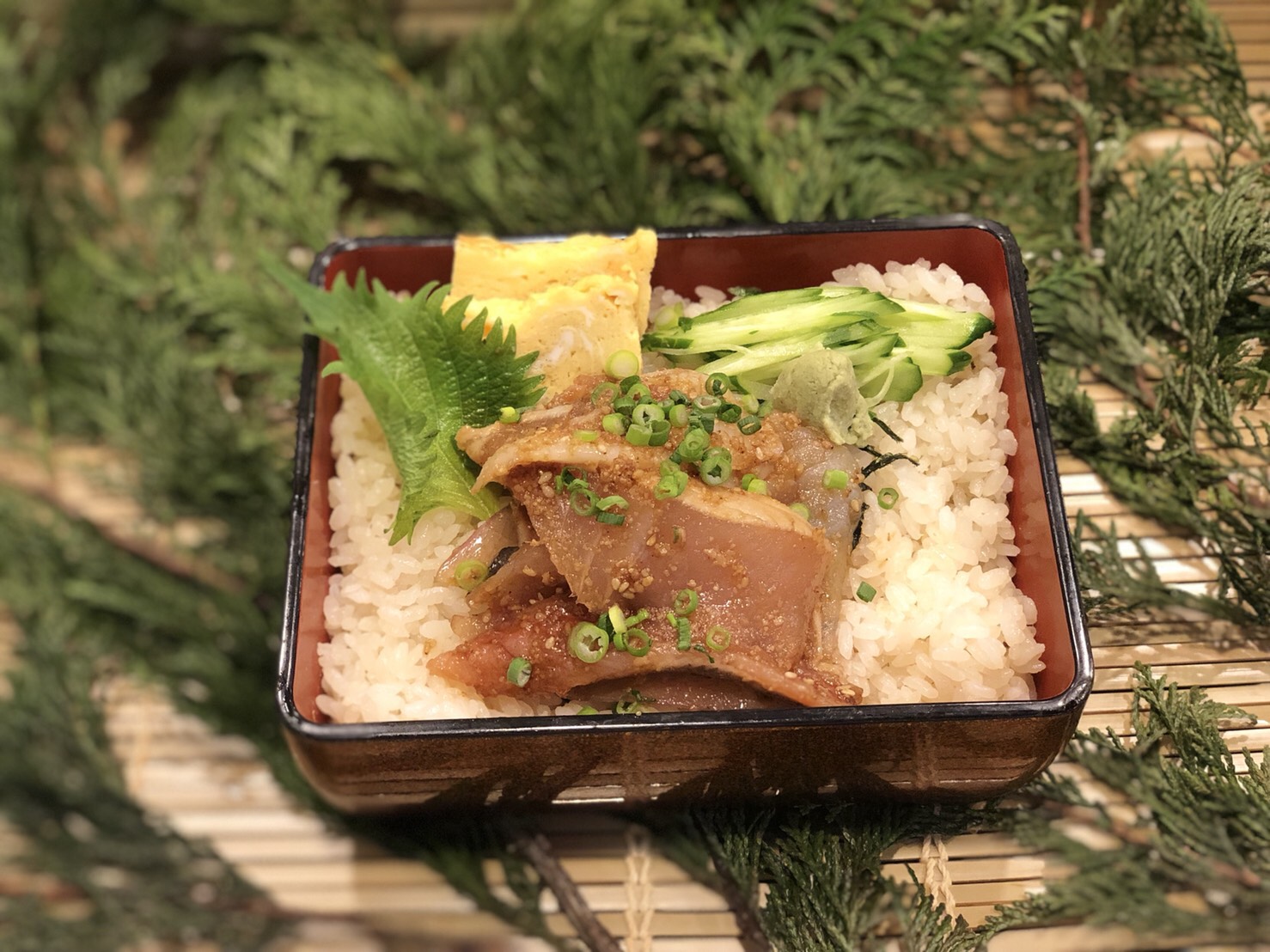 地魚の胡麻醤油漬け重　1000円