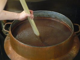 北海道十勝産の小豆を銅のお釜で8時間じっくり炊き、手で練り上げ、豆のうまみを最大限に引き出します