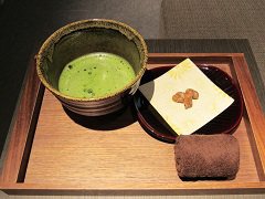 9. お茶とお菓子でリラックス