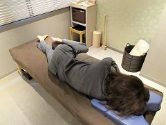 5. 抱き枕を抱えて横向きでのマッサージ