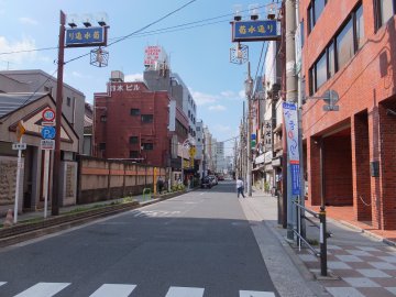 菊水通りに入り、まっすぐ進みます。Go straight along the Kikusui-Dori Street.