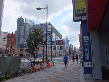 「出口3」を出て右方向にお進みください。Go out of the station at exit 3, and go to
the right.