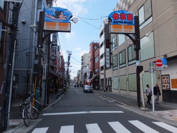 かっぱ橋本通りを真っ直ぐに進みます。Go straight along the Kappabashi Hondori
Street.