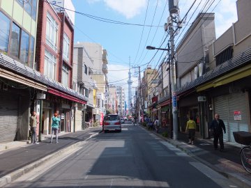 かっぱ橋本通りを振り返ると、「スカイツリー」が見えます。You can see Tokyo Skytree when you look
back.