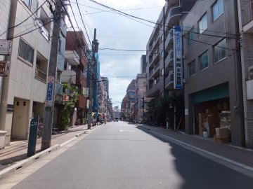 あとはまっすぐ進みます。すると右側に見えてきます。Go straight ahead, and you’ll see Chagohan
TOKYO on your right.