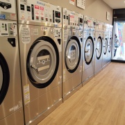 ベストランドリー内には、全８台の洗濯乾燥機が並びます
